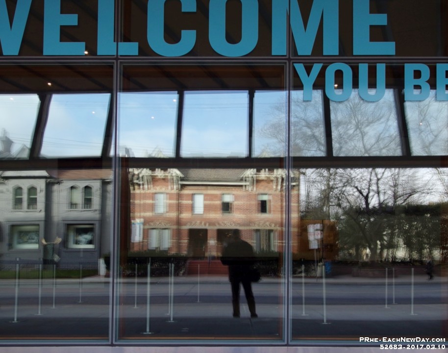 52683Pe2CrLe - Walking lower Toronto after taking Beth - Julia to Billy Bishop